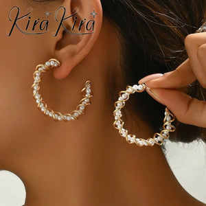 Open image in slideshow, Elegant Gold And Pearl Hoop Earrings
